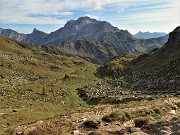 81 Scendendo dal Passo di Mezzeno (2044 m) sul sent. 215 alla conca di Mezzeno